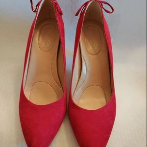 Red pumps